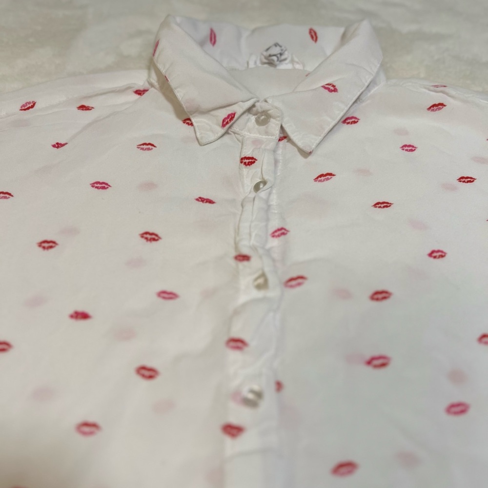 Short sleeve Blouse kisses size medium